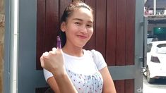 Ayu Ting Ting nyoblos dalam rangka Pilkada 2024 di TPS dekat rumahnya di kawasan Depok, Jawa Barat. Ayu dan keluarga kompak pakai baju serba biru muda.