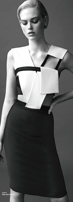 Mugler Resort 2015.  Sculptural geometric dress in black and white Origami Dress Fashion, Mode Origami, Detail Couture, Origami Dress, Origami Fashion, Geometric Top, Shape Fashion