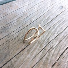 "Simple chic minimalist double U shaped open line ring designed to make a statement in a minimalistic-ally tasteful way. Great everyday ring that is made with sturdy but feminine 16 gauge wire of your choice. The pictured ring is made with luminously shiny 14k yellow gold fill. Each ring is made to your selected size and finished off in your selected finish preference, the pictured finish is bright polished. The loops of this ring will slightly vary depending upon the size of the ring unless oth Double U, Silver Jewelry Box, Simple Ring, Ring Simple, Everyday Rings, Ring Minimalist, Modern Ring, Simple Chic, Minimalist Ring