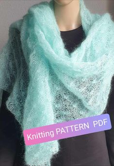 a knitted scarf with the text knitting pattern