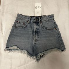 Slightly Distressed Super Cute Zara Blue High Waist Shorts Cute Fits For School, Shorts Cute, Spring Fits, Zara Shorts, Cute Preppy Outfits, High Waist Shorts, Girl Fits, Preppy Outfits, High Waisted Shorts