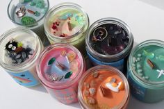 there are many small jars that have different designs on them