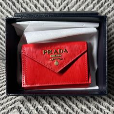 Prada Portafoglio Pattina 1mh021 Colour Lacca 1 Tri-Fold Brand New Prada Mini, Prada Red, Prada Wallet, Leather Trifold Wallet, Red Wallet, Black Leather Wallet, Ostrich Leather, Prada Leather, Prada Bags