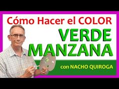 a man holding a fan in front of a purple and green sign that says, como hacer el color verde manazana