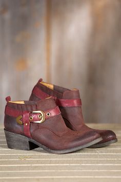 Women's Selma Leather Ankle Boots by Overland Sheepskin Co. (style 51106) Western Casual, Autumn Wear, Fancy Shoes, Leather Harness, Beautiful Boots, Boots Brown, Antique Metal, Urban Style, Stitch Design