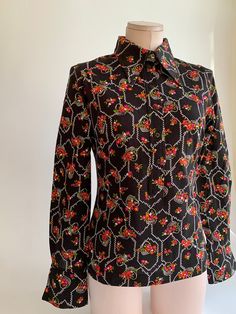 "1960'S MOD Blouse in a novelty print of flower baskets. This is 100% combed cotton. There are huge butterfly lapels that are 4-1/2 inches long. This top is nipped at the waist and flares a bit at the hip. This is in EXCELLENT VINTAGE CONDITION. This garment has never been worn, and is considered NOS - New-Old Vintage Dead-Stock. The LABEL READS: \"TGL\" Stockholm European size 40 (the great britain & usa sizes are not listed correctly) DROP DRY ( lol.. which I think they meant DRIP DRY ) Je Vintage Fitted Printed Tops, Fitted Vintage Printed Tops, Vintage Patterned Printed Tops, Patterned Retro Print Blouse, Spring Vintage Pattern Fitted Blouse, Retro Patterned Top With Vintage Design, Fitted Vintage Top With Floral Print, Classic Fitted Floral Print Tops, Fitted Classic Floral Print Tops