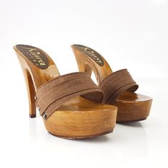 HANDMADE CLOGSwood-effect clogsbrown upperheel 13 cm + plateau 4 cmDON'T FORGET TO CHECK THE SHOES BEFORE YOU COMPLETE THE ORDER!Size and LENGTH OF THE SHOE ALONG THE CURVE:35 EU = 4 US = UK3.5 = 23.00 CM36 EU = 5 US = UK 4  = 23.50 CM37 EU = 6 US = UK 5  = 24.00 CM38 EU = 7 US = UK5.5 = 24.50 CM39 EU = 8 US = UK 6  = 25.00 CM40 EU = 9 US = UK6.5 = 25.50 CM41 EU = 10US = UK7.5 = 26.00 CM42 EU = 11US = UK 8  = 26.50 CM Brown Open Toe Clogs With 4-inch Heel, Brown Platform Slip-on Slippers, Brown Slip-on Platform Slippers, Brown High Heel Clogs With Wooden Heel, Brown High Heel Clogs With Deep Heel Cup, Brown High Heel Platform Mules, Brown High Heel Wooden Heels, Brown Platform Slip-on Heels, Brown Slip-on Platform Heels