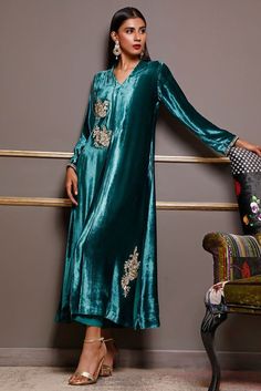 🌺Beautiful pure hand made customised sea green velvet shirt kurta with trouser pant and velvet shawl dupatta, 🌺Worked with silver and light gold Tilla, embellished with small beads and sitara, worked on neck flair boota side boota and sleeves bottom, 🌺Dupatta heavy velvet shawl worked on both flair, 🌺perfect for all the occasion We use high quality velvet fabric also organza 🌺We customize the outfit according to your choice shape and size Dry clean only fabric gauranteed, work guaranteed 🌺 Green Naqshi Saree Sets, Green Naqshi Anarkali Set For Eid, Unstitched Green Anarkali Set With Naqshi Detailing, Eid Green Anarkali Set With Naqshi Detailing, Festive Green Anarkali Set With Naqshi Detail, Green Unstitched Suit With Dabka Work For Formal Occasions, Festive Green Anarkali Set With Naqshi, Green Velvet Anarkali Style Dupatta, Green Velvet Anarkali Dupatta