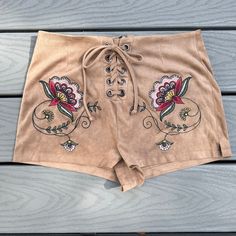 Bb Dakota Revolve Boho Festival Short Embroidered Flowers Lace Up Front Size 4 Fitted Floral Embroidered Bottoms For Vacation, Embroidered Fitted Shorts For Spring, Fitted Embroidered Shorts For Spring, Fitted Beach Bottoms With Floral Embroidery, Short Bohemian Embroidered Bottoms, Bohemian Embroidered Shorts For Vacation, Spring Embroidered Fitted Shorts, Bohemian Embroidered Shorts, Bohemian Embroidered Vacation Shorts