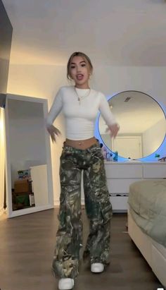 Greyday Outfits $b, Camo Pants Outfit Aesthetic, Baddie Fair Outfits, Cargos Outfit Women, Greyday Outfits, Camo Outfits For Women, How To Style Camo Pants, Camp Pants Outfit, Grey Top Outfit