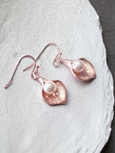 Flower Shaped Metal Jewelry For Weddings, Elegant Pink Gold Flower Jewelry, Gold Wedding Jewelry Gift, Hypoallergenic Rose Gold Jewelry Gift, Gold Flower-shaped Wedding Jewelry, Gold Flower Shaped Wedding Jewelry, Dainty Brass Jewelry For Anniversary, Metal Jewelry For Mother's Day Gift, Valentine's Day Flower-shaped Jewelry Gift