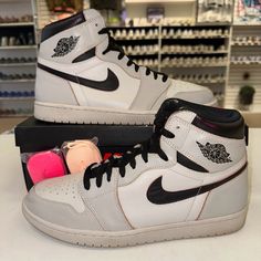 Size 11.5 - Jordan 1 Retro High Sb Nyc To Paris 2019 Sneaker Original Box Included Additional Laces Included Ships Same/Next Day Pretty Sneakers, High Top Shoe, Jordan Grey, Stylish Footwear, Jordan Sneakers, Air Jordan 1 Retro High, Retro Theme, Sneaker Games, Air Jordan 1 Retro