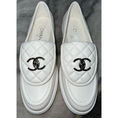 Chanel 22p White Quilted Flap Turnlock Cc Logo Mule Slip On Flat Loafer 37 ********** Chanel ********** Brand: Chanel Size: 37 (Know Your Chanel Size) Name: Loafers Color: White Style: Slip On Style#: G36646 X56469 0n075 Material: Lambskin Cc Ruthenium Dark Silver Metal Turnlock Logo White Lambskin Leather Material Quilted Flap Front Tongue Slip On Loafers Style Brand New In Box, Comes With Original Box And Dust Bag 100% Authentic Or Your Money Back Great Gift I Ship Worldwide Any Other Question Luxury Flat Slip-ons With Rubber Sole, Luxury Slip-ons With Removable Insole And Round Toe, Luxury Patent Leather Loafers With Textured Sole, Luxury Low-top Slip-ons, Luxury Patent Leather Flats With Round Toe, Luxury White Patent Leather Sneakers, Luxury Closed Toe Loafers With Textured Sole, Elegant Sneakers With Textured Sole, Luxury White Almond Toe Loafers