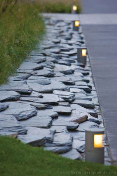 there are many lights that are on the stone path