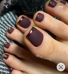 Fall Chrome Pedicure, Toenail Colors For Fall 2022, Pink Accent Nail Ideas, Professional Nail Designs For Work, Pedicure Fall 2023, Feet Nails Design Pedicures, Pedicure Gel Ideas, Polished Toenails, Toe Pedicure Ideas