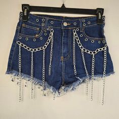 Daisy Frayed Hem Drop Chain Denim Women's Blue Shorts Size L Pre-Owned It Has Its Original Tags On. Light Wear From Storage/Handling Please View All Pictures For Best Description And Condition Smoke-Free Pet-Friendly Daisy Shorts, Outfit Png, Denim Skirt Women, Skirt Women, Sewing Tips, Tips Tricks, Blue Shorts, Denim Women, Fashion Ideas