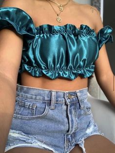 Blusas Satin, Linen Summer Outfits, Crop Top Satin, Chic Dress Classy, Creative Clothes, Teenage Fashion, Outfits Chic, Crop Top Outfits