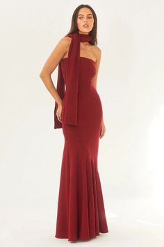 DetailsA timeless classic designed for the cooler seasons. Her strapless silhouette gracefully flows into a two-tiered bias cut gown. tailored to beautifully compliment the feminine form. Crafted from a luxurious heavy knit in a gorgeous deep rouge red hue. Juliana is the perfect combination of comfort & elegance.Size Chart CM BUST WAIST HIP LENGTH S 70-88 62-70 83-92 130 M 74-92 66-74 87-96 132 L 78-96 70-78 91-100 134 Elegant Dress Patterns, Elegant Winter Dresses, Dresses With Scarf, Maxi Long Sleeve Dress, Sleeveless Mermaid Dress, Shawl Dress, Matric Dance, Strapless Long Dress, Dress With Shawl