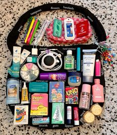 Camp Waldemar, Highschool Tips, Bag Necessities, Work Bag Essentials, Purse Necessities, Plane Hacks, Hygiene Bag, Bag Tour, Holiday Hacks