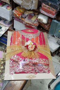 How To Pack Saree For Gift, Saree Packaging Ideas, Bari Packing Ideas For Bride, Lehnga Packing Ideas Wedding, Chhab Decoration, Engagement Platter, Saree Packing, Dress Packing, Marriage Preparation