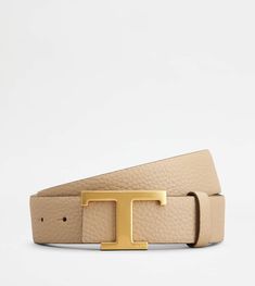 Reversible belt in fine leather with branded metal T Timeless buckle.  Exposed grain leather on one side, soft full grain leather on the other. Waist Jewelry, Reversible Belt, Bags And Accessories, Leather Belts, Online Boutiques, Belts For Women, Full Grain Leather, Leather Women, Metallica