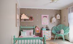 a child's bedroom decorated in pastel colors