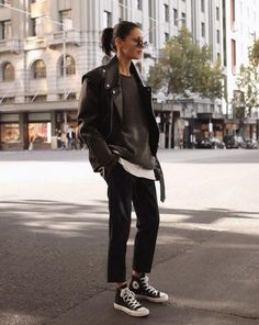 20 Outfits with Black Shoes For Men & Women of 2022 - Hood MWR Converse Women Outfit, Leather Shoes Outfit, Black Shoes Outfit, Converse Outfits, Cool Girl Outfits, All Black Shoes, Black Cropped Pants, Leather Jacket Outfits, Shoes Outfit