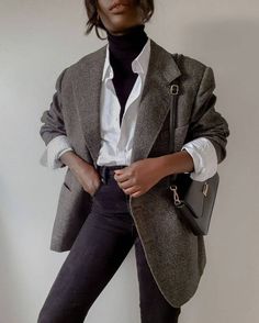 Ideias de styling para usar com blusa de gola alta, camisa social branca, blazer, calça jeans skinny. Looks elegantes dia a dia Alledaagse Outfit, Gray Blazer, Chique Outfits, Coat Outfit, French Girls, Vogue Australia, Aesthetic Style, Mode Ootd