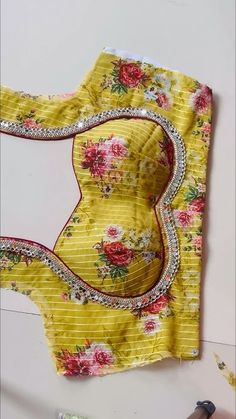 Blouse Stiching Patterns, Blouse Designs Work Latest, Cut Work Blouse Designs Pattern, Bluse Latest Design, Traditional Blouse Designs Back, Blouse Designs Latest Silk, Blouse Back Neck Designs Pattern Fashion, Sabyasachi Blouse Designs, Blouse Latest Designs