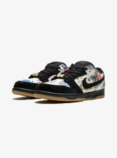 Supreme ha collaborato di nuovo con Nike per un'altra ambitissima SB Dunk Low. Nike SB x Supreme Rammellzee sono uscite il 31 agosto del 2023. Le sneakers sono andate rapidamente sold out nelle sedi Supreme di tutto il mondo.Queste esclusive SB Dunk Low presentano l'arte del compianto Rammellzee, che ha collaborato con Supreme numerose volte nel corso degli anni, anche nel 2003. L'artista newyorkese presta il suo stile iconico alla tomaia di questa sneakers in edizione limitata, che mostra i suoi motivi unici in stile graffiti.Le Nike SB x Supreme Rammellzee sono uscite il 31 agosto del 2023 Dunk Lows, Dunk Low Nike, Limited Edition Sneakers, Jean Michel Basquiat, Nike Sb Dunk