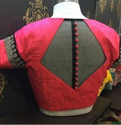 Saree Blouse Back Neck Designs, Saree Blouse Back, Outfit Ideas Wedding, Indian Blouse Designs, Netted Blouse Designs, Blouse Back Neck, Boat Neck Blouse Design, Cotton Blouse Design, Backless Blouse Designs