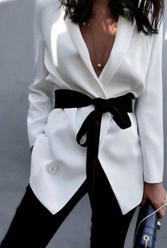 Mode Over 50, Black And White Outfit, Summer Work Outfits, Maxi Skirts, White Jacket