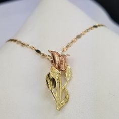 Deslumbrante cadena estilo valentino y colgante de rosa, todo en oro de 14k. ¡Un conjunto tan hermoso por solo $349 Incluye una cadena 3 tonos de 20 pulgadas, un colgante de rosa 2 tonos mide 24mm de alto por 14mm ancho. Caja de regalo incluida. ... Dazzling valentino style chain with a rose pendent, all in 14k gold. Such a beautiful necklace for only $349 It includes one 20 inch necklace, one rose pendent that measures 24mm tall by 14mm width. Gift box included. Necklace For, 20 Inch Necklace, One Rose, All In, Beautiful Necklace, A Rose, Pendant Necklaces, Gold Necklace, Gift Box