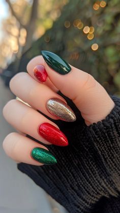 Xmas Nail Designs, Holiday Themed Nails, Art Noel, Candy Cane Nails, December Nails, Christmas Gel, Winter Manicure, Red Christmas Nails, Tree Nails