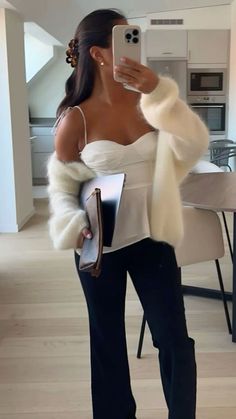 Dinner First Date Outfit, Thanksgiving Outfit Trendy, Boxing Day Outfit, White Winter Party Outfit, Winter College Outfits Aesthetic, Snappy Casual Outfits For Women, Christmas Outfits 2024, Classy Thanksgiving Outfit, Upper East Side Outfits