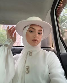 White Hijab, Classy Fashion Chic, Ootd Poses, Celebrity Casual Outfits, Mode Turban, Muslim Fashion Hijab Outfits, Women Hats Fashion