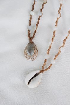 Beachcomber Cowrie Shell Necklace With Crystal Beads // - Etsy Cowry Shell Jewelry, Macrame Shell Necklace, Shell Necklace Ideas, Cowrie Shell Jewelry, Diy Wire Jewelry Rings, Jewel Tattoo, Macrame Colar, Dainty Choker Necklace, Wire Jewelry Rings