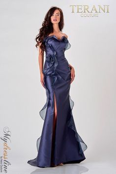 Looking for a show-stopping evening dress? Look no further than the Terani Couture 2111E4743. This sultry navy gown features a sweetheart neckline and tule frills that create a beautiful flower on one side. Extra glamour is added all over the dress, making it perfect for any formal occasion. Bagley Mischka Dresses Gowns, Sleek Gown, Navy Evening Dress, Navy Evening Dresses, Couture Evening Dress, Satin Evening Gown, Mermaid Evening Gown, Long Prom Gowns, Terani Couture