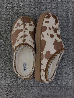 Modesty Journey, Cow Slippers, Casual Country Outfits, Cowgirl Accessories, Western Shoes, Bling Bags, Dr Shoes, Country Style Outfits, Preppy Shoes