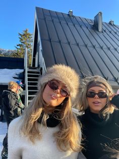 Ski Lodge Instagram Pictures, Alpine Outfit Women, Apri Ski Party Outfit, Mountain Weekend Outfit Winter, Winter Town Outfits, Apres Ski Style Parties, Igloofest Outfit, Lake Tahoe Outfit Winter, Ski Bunny Costume