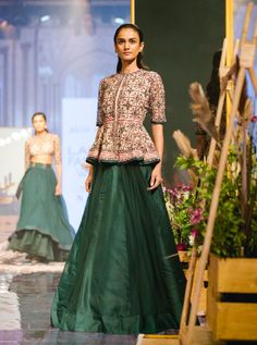 Peplum Top With Sharara, Top With Sharara, Peplum Top Outfits, Indian Closet, Ridhi Mehra, Simple Tops, Kurta Lehenga, Green Lehenga, Gaun Fashion