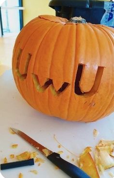 Uwu Pumpkin Carving, Carved Pumpkins Scary, Cute Pumpkin Carving Easy, Pumpkin Easy Carving, Haloween Tökök, Easy Pumpkin Ideas Carving, Uwu Pumpkin, Easy Cute Pumpkin Carving, Cute Pumkins Ideas Carving