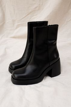 Vagabond Brooke chunky boots. These towering platform boots bring character to any individual style, anywhere. The ankle-high design is crafted from smooth black leather completed with square toes. The minimalist upper is paired with solid 87mm heels and balanced by thick platform soles, creating a chunky silhouette. Heel height: 87 mm, Shaft height: 190 mm, Shaft width: 251 mm. Cow leather upper, textile lining, goat leather inner sole, TR outsole. The lining is made from 100% recycled polyeste Leather Boots Chunky, Black Short Heel Boots, Black Square Boots, Black Shoes For Winter, Black Leather Boots Aesthetic, Square Toe Platform Boots, Everyday Winter Shoes, Black Boots Heel, Going Out Shoes Not Heels