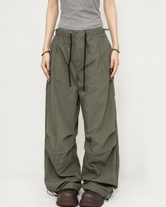 Wide cargo pants with a baggy silhouette and a trendy feel.

The material is suitable for all seasons and is sure to be popular.

The overall silhouette is easy to decide, and the long length makes it look stylish.
◾️Model
Height/Weight：160cm(62.9in)/44kg(97.lb)
Fitting Size：S



Size (cm)
Length
Waist
Hip


XS
98
76
116


S
100
80
120


M
102
84
124


L
104
88
128


XL
106
92
132 Wide Cargo Pants, Summer Pants Women, Cargo Pants Women, Coffee Colour, Height And Weight, Skirt Pants, Long Length, Model Height, Army Green