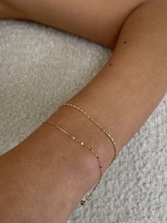 Delicate details—Meet the Diamond Cut Rolo Chain. Featuring hammer marked discs connected by classic paperclip links. Minimalist and modern, to be worn all year round.Complete the look with our Kyle Figaro Chain Bracelet. Subtle Necklace, Micro Link, Gold Bracelet Simple, Everyday Uniform, Dainty Gold Jewelry, Everyday Bracelet, Daily Jewelry, Figaro Chain, Jewelry Lookbook