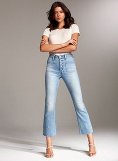 Casual Cocktail Attire, Cullotes Pants, Blue Denim Jeans Outfit, Cocktail Attire Men, Denim Jeans Outfit, Crop Flare Jeans, Straight Leg Jeans Outfits, Retro Silhouette, Fall Ootd