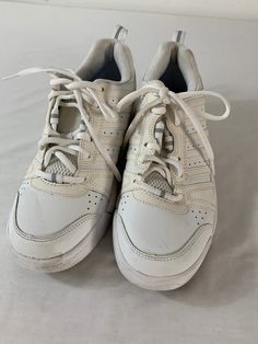 K Swiss Gym Shoes Size 7.5 Color: white bag 6m JN White High-top Synthetic Walking Shoes, White Synthetic High-top Walking Shoes, White Synthetic Walking Shoes With Round Toe, Gym Shoes, Shoes Size 7, White Bag, White Sneaker, Color White, Size 7