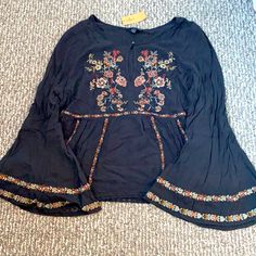 American Eagle Bell Sleeve Blouse. New With Tags Size Xl Beautiful Flower Embroidery Houska Castle, Cutout Blouse, Women Floral Blouse, American Eagle Shirt, Mesh Long Sleeve Top, Boho Crop Tops, Blue Floral Blouse, Eagle Shirts, Long Sleeve Floral Top