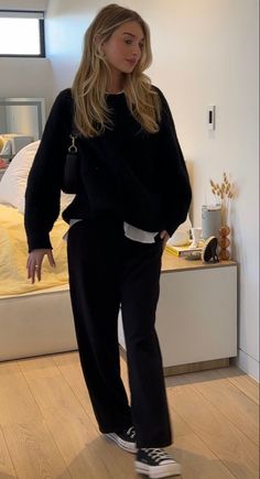 Elegant But Comfy Outfits, Outfits For Sushi Dinner, Stockholm Office Outfit, Cold Winter Casual Outfits, All Black Scandinavian Outfit, Black Blazer Grey Pants Women, Autumn Winter Work Outfits, Elegant Fall Style, Classic Daily Outfit