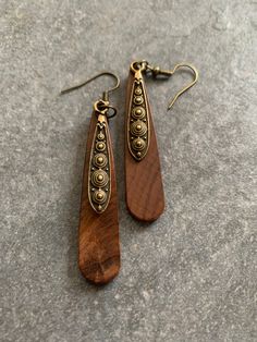 Elegant boho earrings made of walnut wood and detailed bronze drop pendants. Total length: 6cm Earrings with a natural look for every occasion. The color and grain of the wood differs from earring to earring. The earrings are delivered on a cardboard display card, with earring stoppers and in a small fabric bag. This makes the earrings also very suitable as gifts. When ordering, the number 1 refers to one pair of earrings. You can find more great earrings in my shop here:https://www.etsy.com/de/shop/MaDaMiShop?ref=simple-shop-header-name&listing_id=1238338298 Cardboard Display, Earrings Wood, The Number 1, Display Cards, Fabric Bag, Wooden Jewelry, Drop Pendant, Natural Look, Walnut Wood